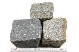 Gebrauchtes Granit Kleinpflaster 8-11 cm reihenfähig überwiegend grau